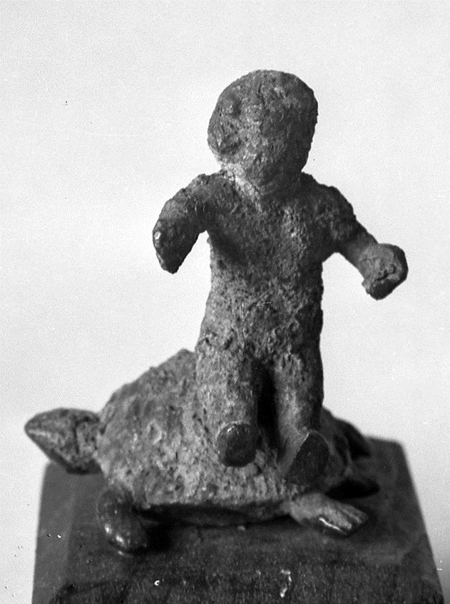 Statuette eines nackten Knaben auf Schildkröte