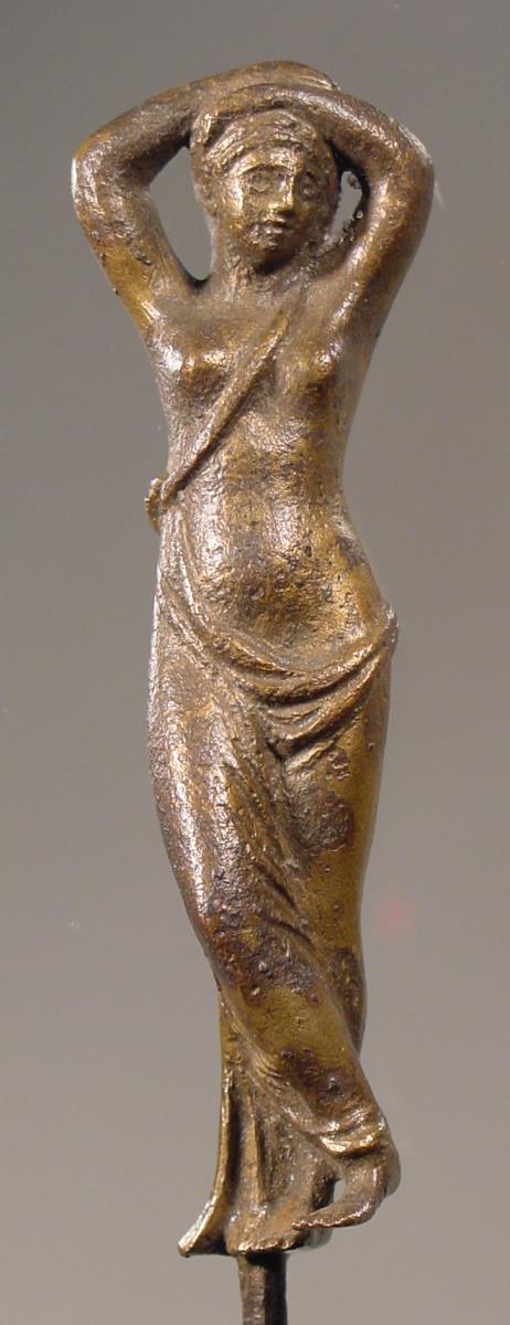Von der Hüfte abwärts bekleidete Frau