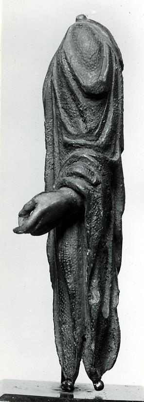 Anstückung für eine Merkurstatuette in Form eines mit Gewand behangenen linken Arms