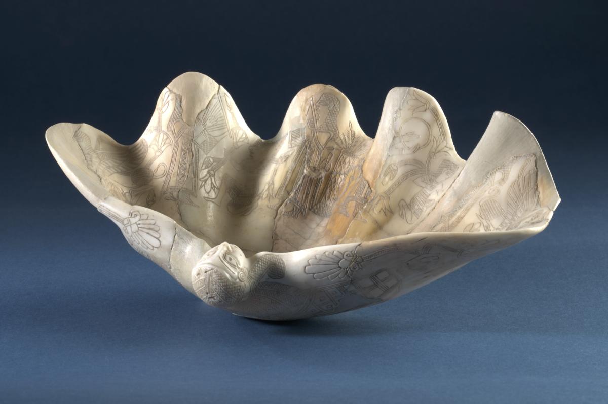 Figürlich gravierte Tridacna-Muschel