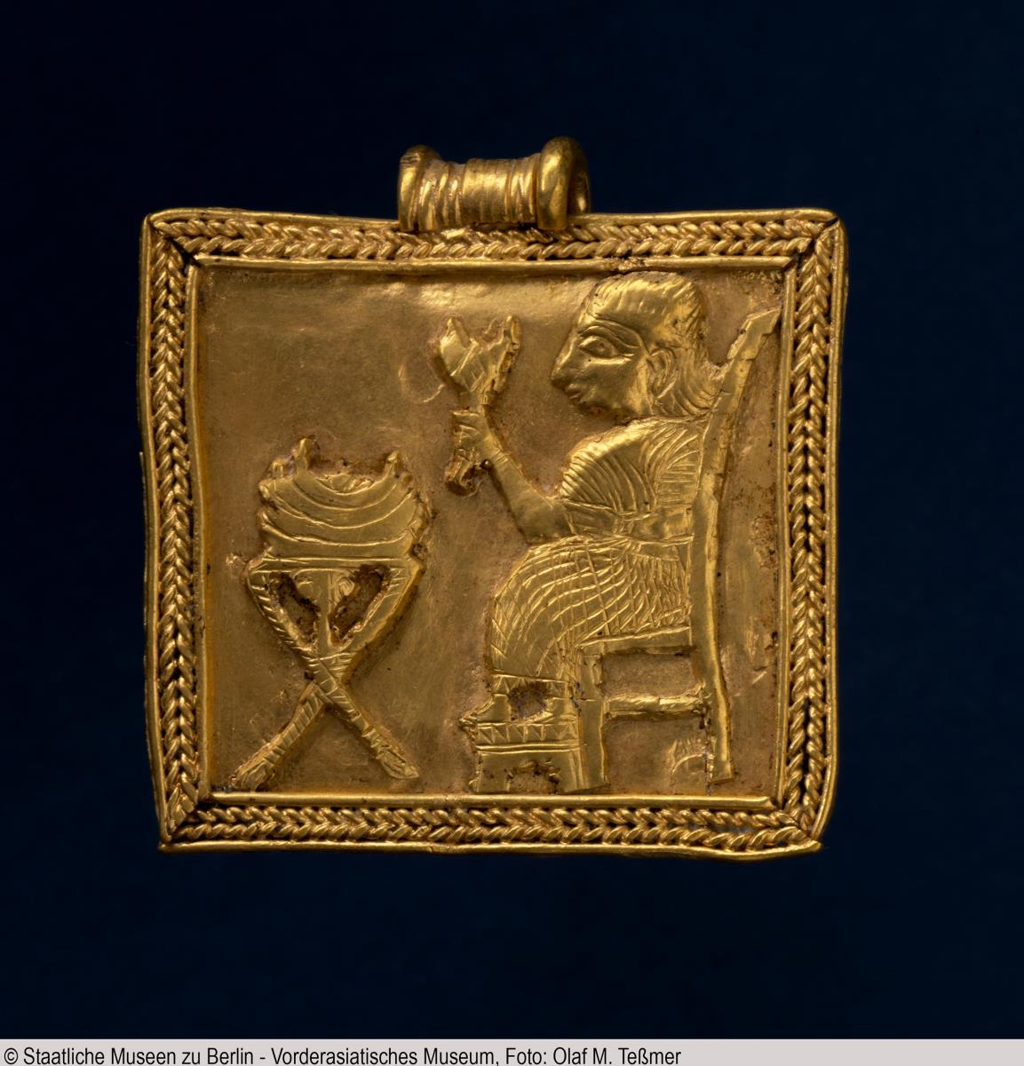 Goldener Anhänger mit Speiseszene