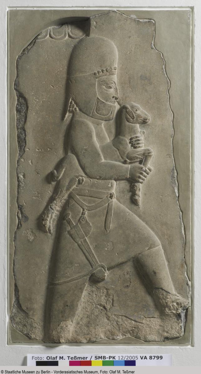 Flachrelief mit Tributbringer (Lammträger)