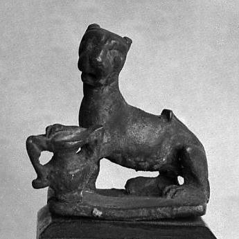 Tiger, seine Tatze auf eine Amphora legend