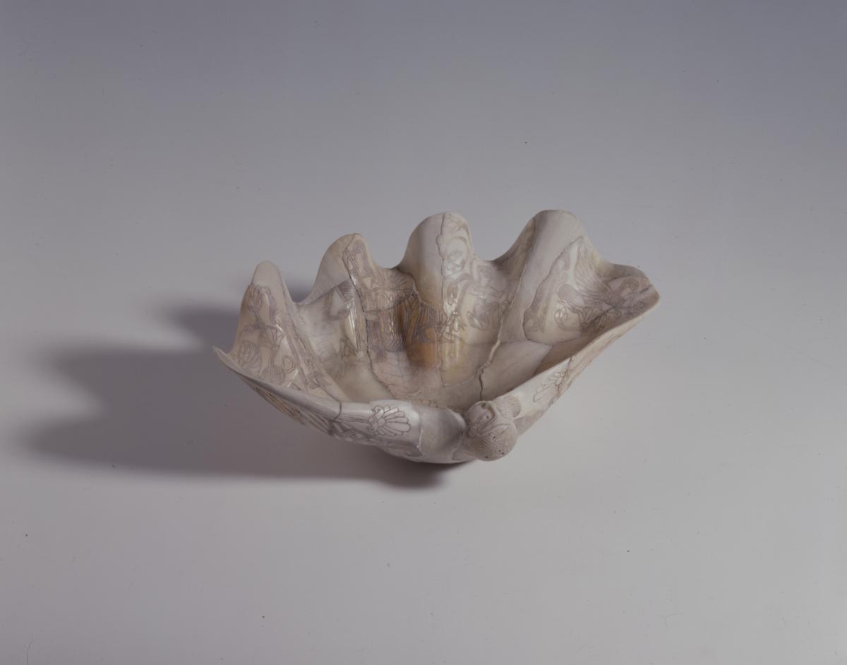 Figürlich gravierte Tridacna-Muschel