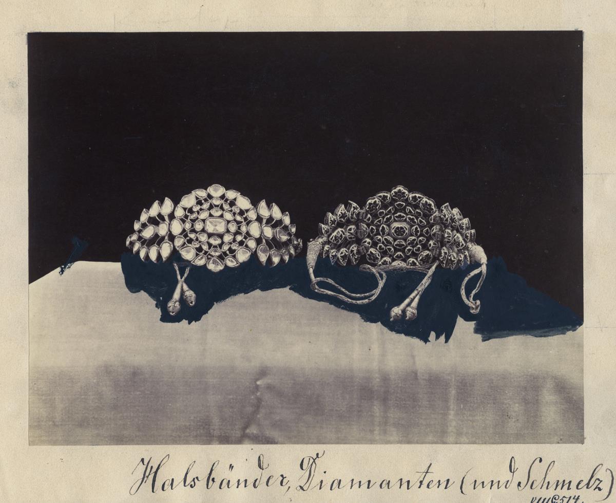 Halsbänder, Diamanten und Schmelz