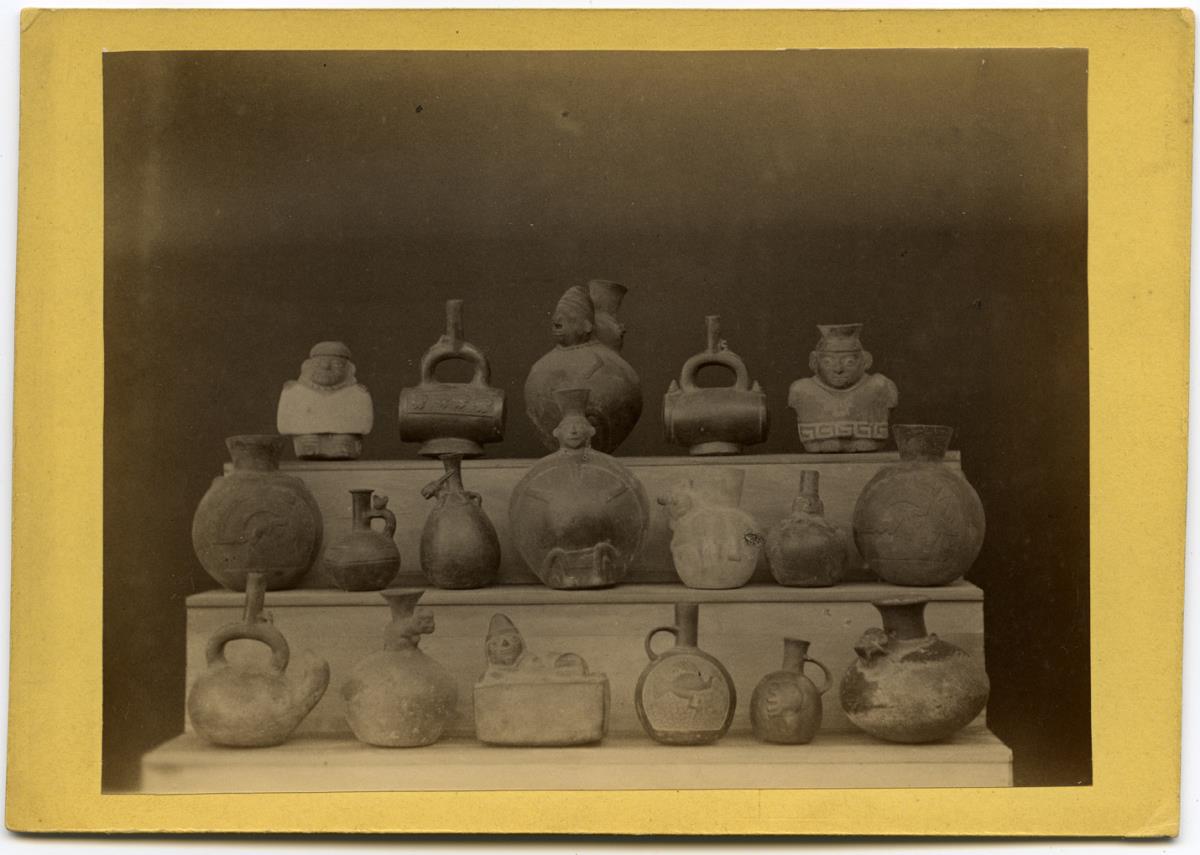 Gefäße, Figurengefäße und Steigbügelgefäß (Bremer Sammlung)