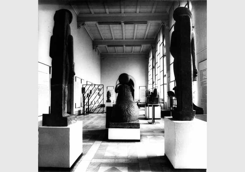 Aufstellung des Ägyptischen Museums und der Papyrussammlung im Bode-Museum, Blick in den Saal des frühen Neuen Reiches, Raum 4