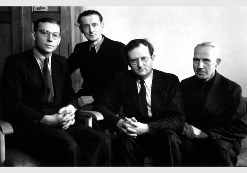 Mitarbeiter des Ägyptischen Museums v.l.n.r.: Martin Krause, Restaurator Straußmann, Direktor des Ägyptischen Museums Siegfried Morenz, Restaurator Rudolf Kuhn