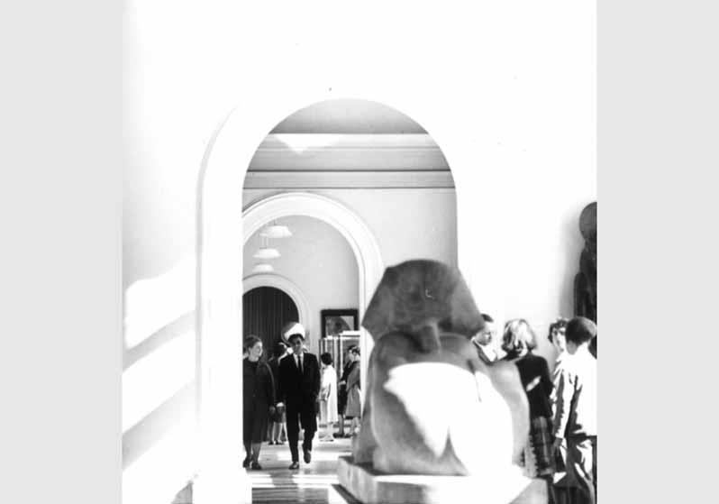 Aufstellung des Ägyptischen Museums und der Papyrussammlung im Bode-Museum, Blick aus dem Saal des späten Neuen Reiches, Raum 7, in die Säle der Armanazeit und des frühen Neuen Reiches, Räume 6 und 5 ?