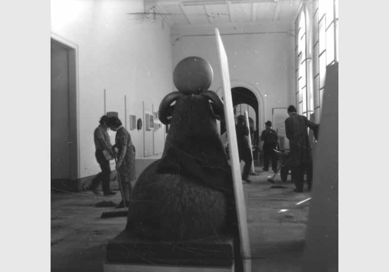 Aufstellung des Ägyptischen Museums und der Papyrussammlung im Bode-Museum, Blick in den Saal des frühen Neuen Reiches, Raum 5, Aufbau der Ausstellung, 1976