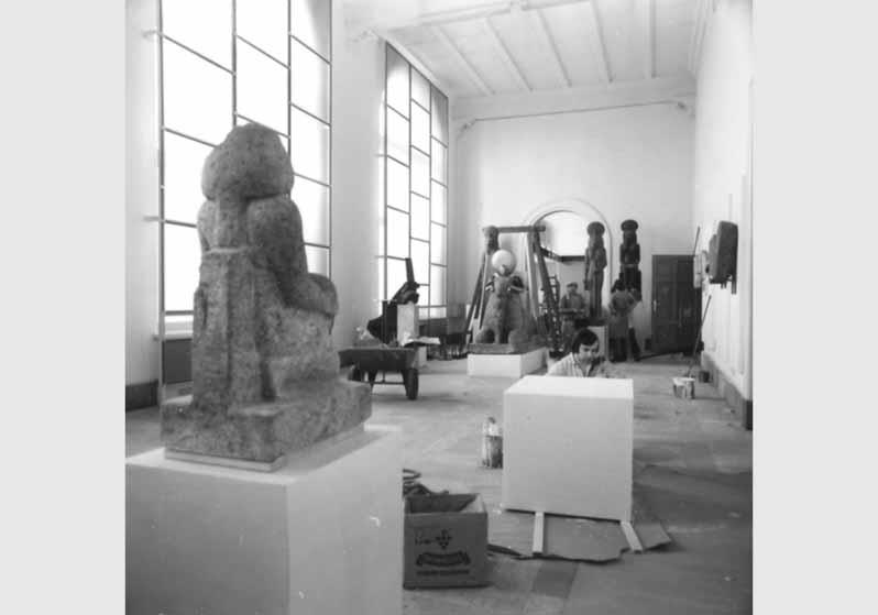 Aufstellung des Ägyptischen Museums und der Papyrussammlung im Bode-Museum, Blick in den Saal des frühen Neuen Reiches, Raum 5, Aufbau der Ausstellung, 1976
