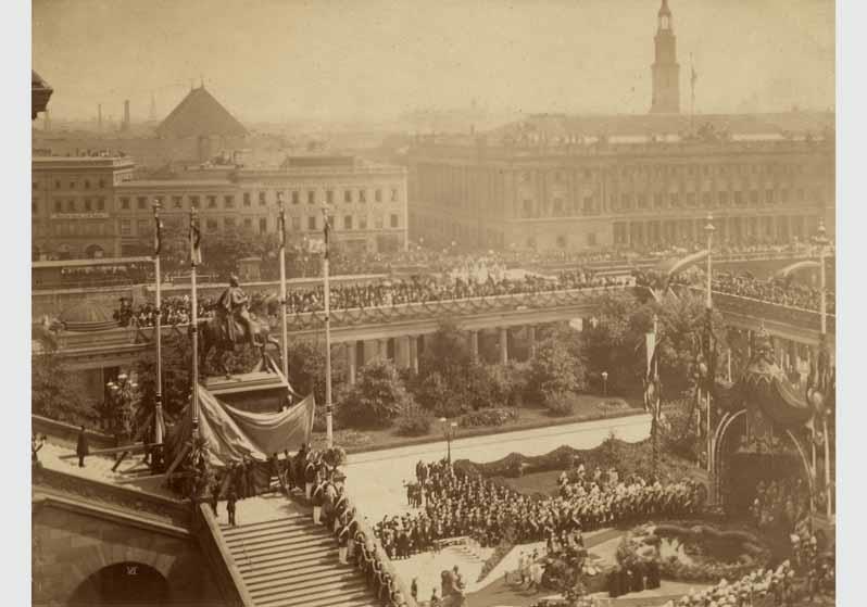 Blick von Westen auf das Reiterstandbild von Alexander Calandrelli und die Freitreppe der Nationalgalerie anlässlich der Enthüllung des Denkmals zu Ehren Friedrich Wilhelms IV