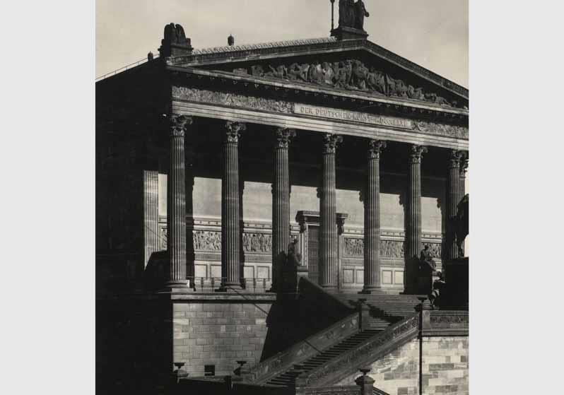 Blick von Süd-Osten auf die Nationalgalerie und den oberen linken Freitreppenbereich