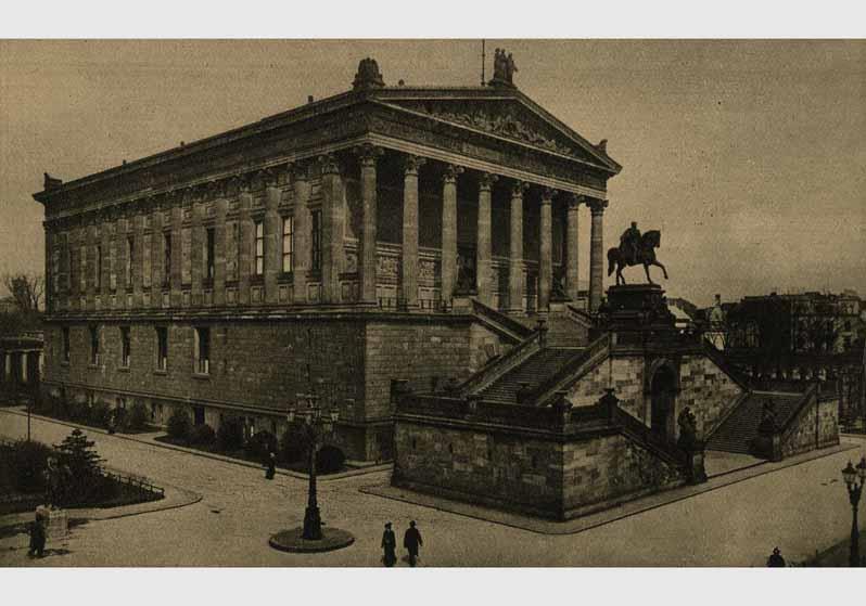 Blick von Süden auf den Eingangsbereich der Nationalgalerie mit der Freitreppe und dem Reiterstandbild von Alexander Calandrelli
