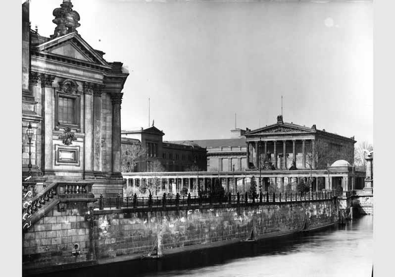 Blick von Osten über die Spree auf den Berliner Dom, das Neue Museum und das Pergamonmuseum