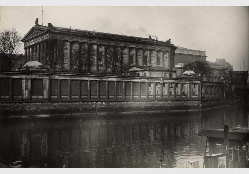 Blick von Nord-Osten auf die Nationalgalerie und die Kolonnaden sowie die Spree