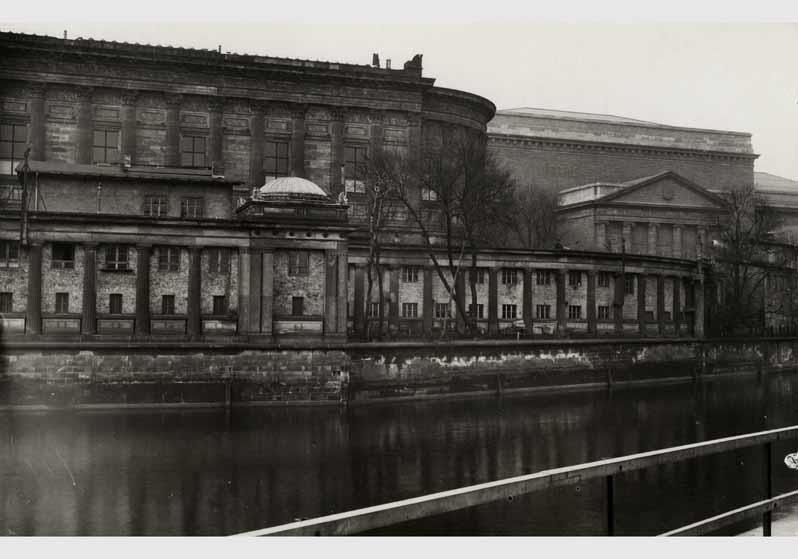 Blick von Osten über die Spree auf die Nationalgalerie und das Pergamonmuseum