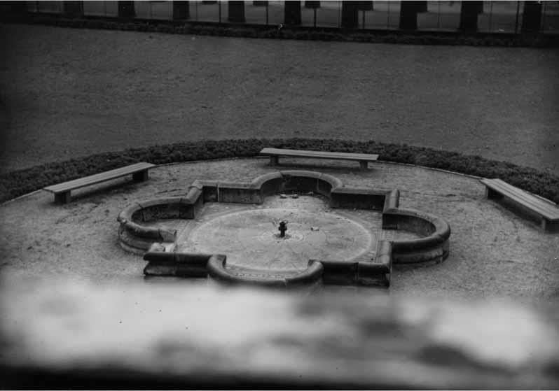 Blick auf den Brunnen vor der Nationalgalerie
