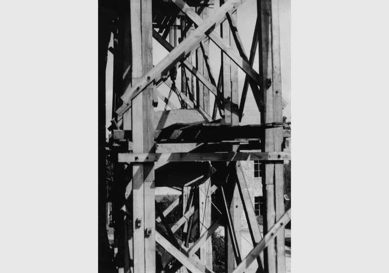 Blick von Osten auf das Gerüst für die Sandsteinsäule der Nationalgalerie, Beförderung eines Steines für die Sandsteinsäule anlässlich des Wiederaufbaus