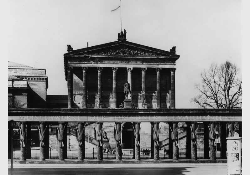 Blick von Süd-Osten durch die Kolonnaden auf das Portal der Nationalgalerie
