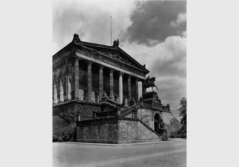 Blick von Süden auf die Nationalgalerie mit der Freitreppe und dem Reiterstandbild von Alexander Calandrelli