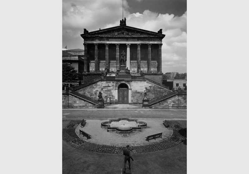Blick von Süd-Osten auf die Nationalgalerie mit der Freitreppe, dem Reiterstandbild von Alexander Calandrelli und der Plastik von Constantin Meunier "Der Sämann"