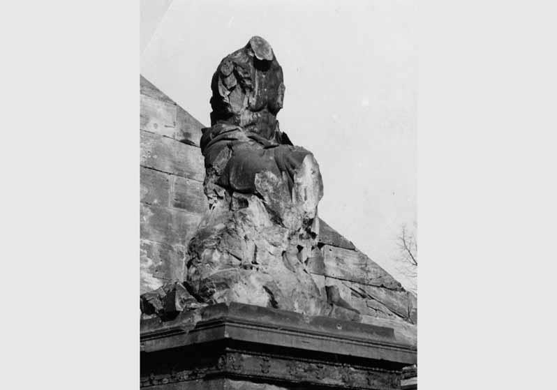 Blick auf die zerstörte Plastik von Moritz Schulz an der Freitreppe der Nationalgalerie