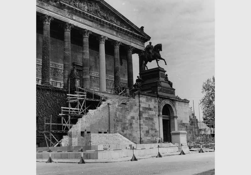 Bauarbeiten an der zerstörten Freitreppe der Nationalgalerie