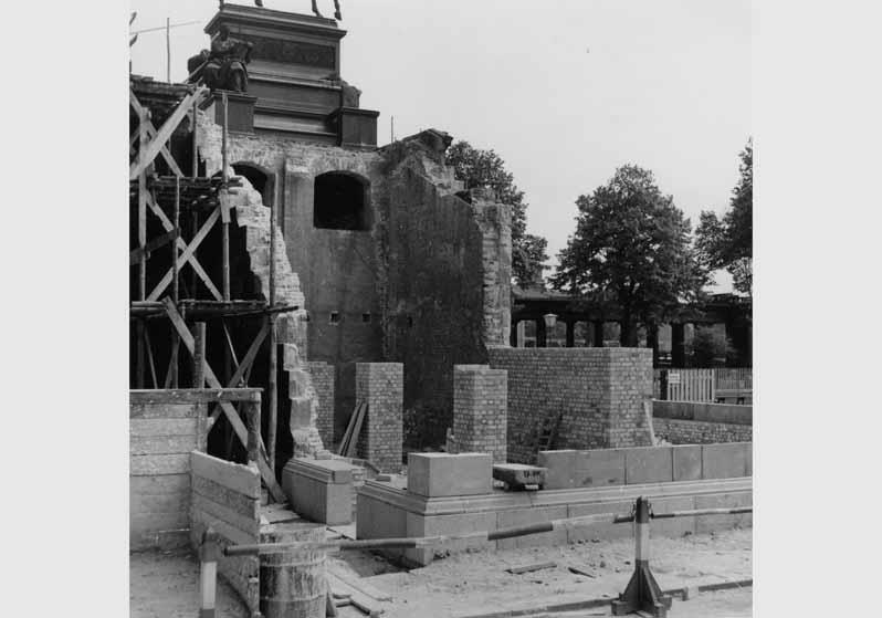 Bauarbeiten an der zerstörten Freitreppe der Nationalgalerie