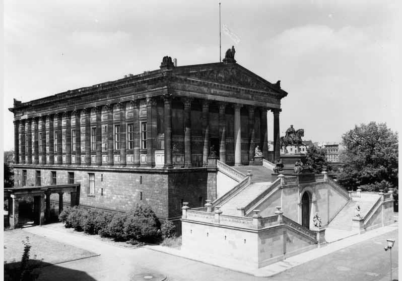 Blick von Süd-Westen auf die Nationalgalerie mit der Freitreppe und dem Reiterstandbild von Alexander Calandrelli