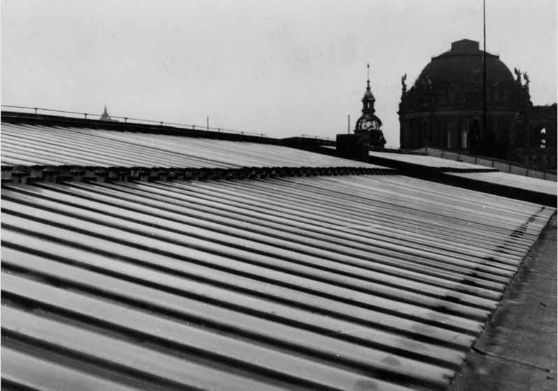 Blick auf das Dach der Nationalgalerie vor dem Hintergrund des Berliner Doms
