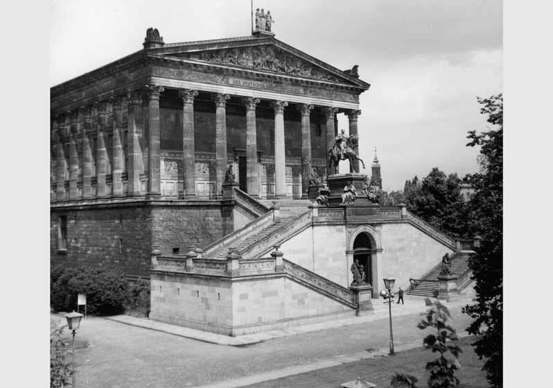Blick von Süden auf die Nationalgalerie mit der Freitreppe und dem Reiterstandbild von Alexander Calandrelli
