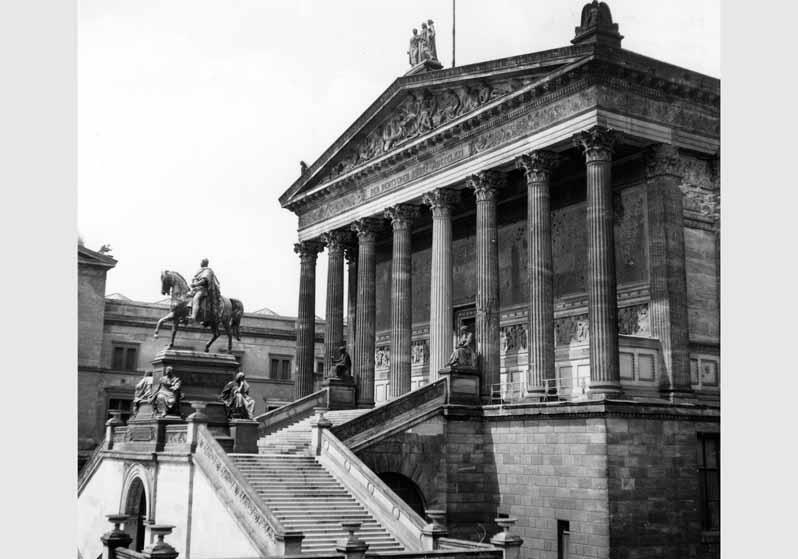 Blick von Osten auf die Nationalgalerie mit der Freitreppe und dem Reiterstandbild von Alexander Calandrelli