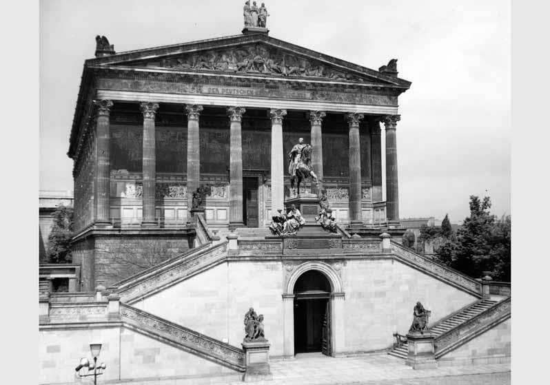 Blick von Süd-Osten auf die Nationalgalerie mit der Freitreppe und dem Reitestandbild von Alexander Calandrelli