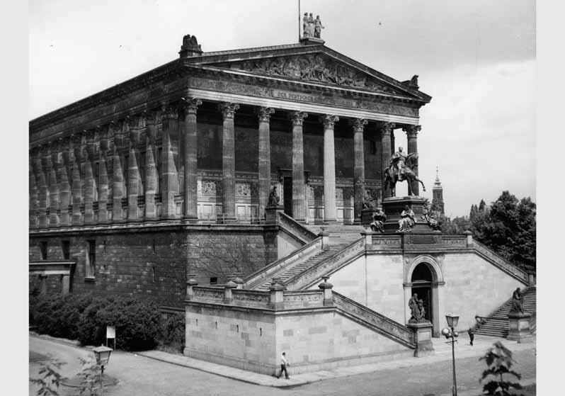 Blick von Süden auf die Nationalgalerie mit der Freitreppe und dem Reiterstandbild Alexander Calandrelli