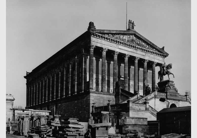 Blick von Süden auf die Nationalgalerie und auf Bauteile der Kolonnaden