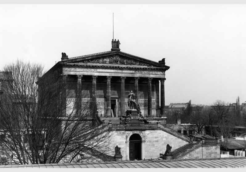 Blick von Süden über die Kolonnaden zum Eingang der Nationalgalerie