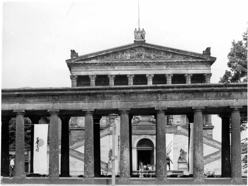 Blick auf die Kolonnaden an der Bodestraße vor dem Hintergrund der Nationalgalerie