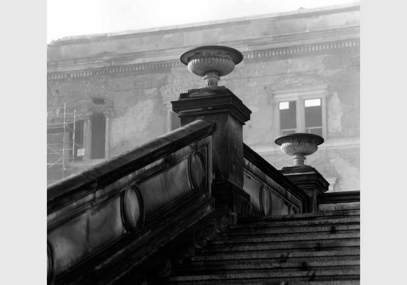 Teilansicht der Freitreppe der Nationalgalerie mit Blick zum Neuen Museum