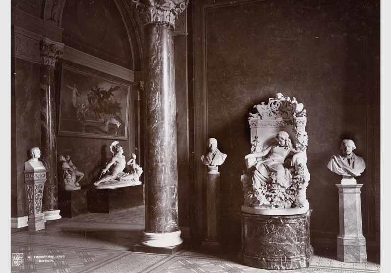 Blick in die Ausstellung der Nationalgalerie, Säulenhalle