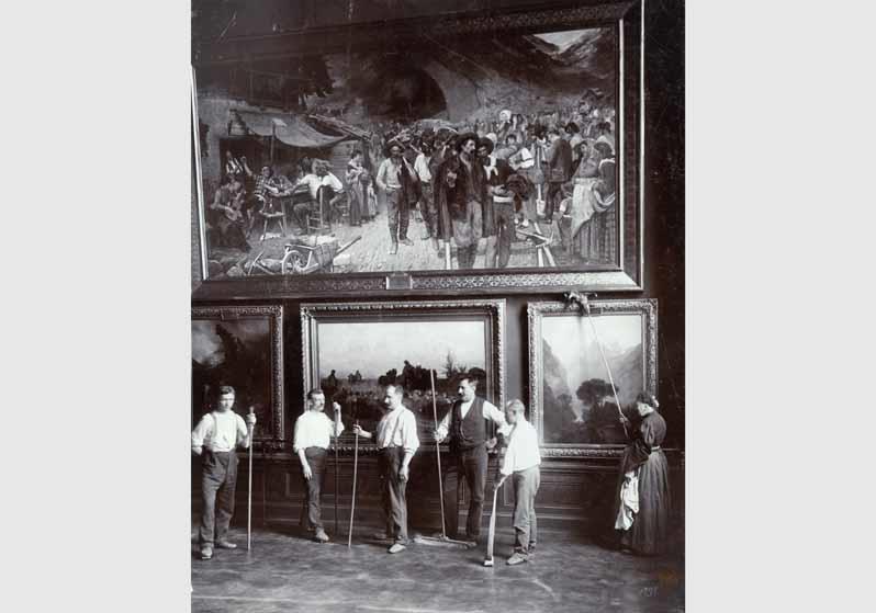 Reinigungskräfte in den Ausstellungsräumen der Nationalgalerie