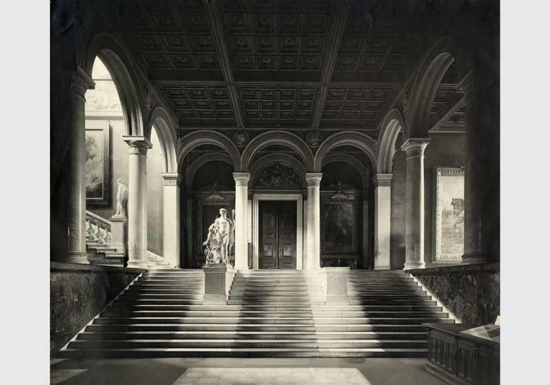 Blick in die Eingangshalle der Nationalgalerie