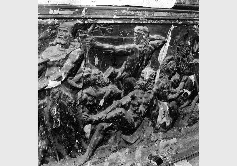 Blick auf den "Kulturgeschichtlichen Fries" von Otto Geyer im Treppenhaus der Nationalgalerie
