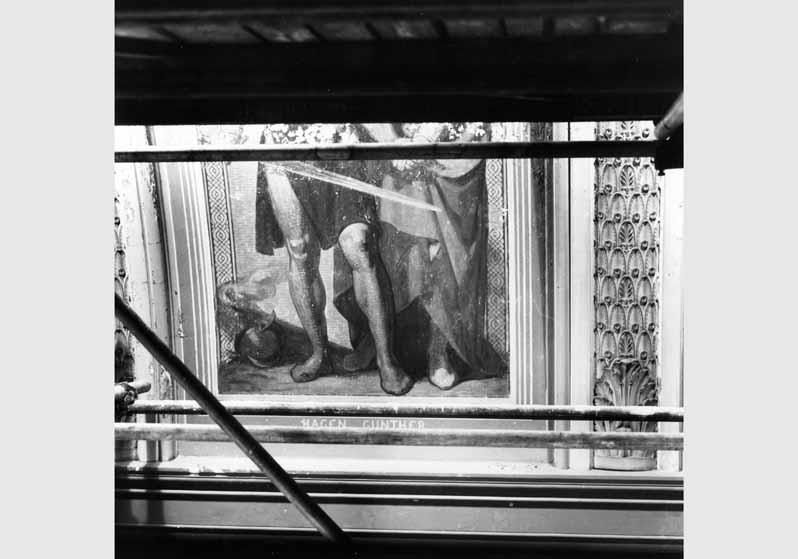 Blick auf das zum Teil zerstörte Deckengemälde "Die Nibelungen-Sage" von Ernst Ewald in der Querhalle der Nationalgalerie