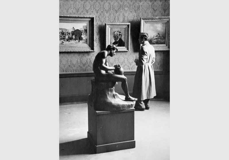 Besucher vor dem Gemälde "Zirkusvorstellung" von Paul Meyerheim in der Nationalgalerie, Raum 8