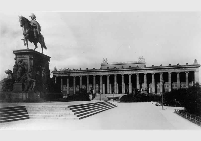 Blick auf das Reiterdenkmal "König Friedrich Wilhelm III" von Albert Wolff vor dem Hintergrund des Alten Museums
