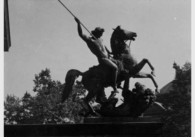 Blick auf die Löwenkämpfergruppe von Albert Wolff  vor dem Alten Museum