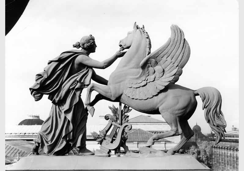 Blick auf die Gruppe "Muse, Pegasus labend" von Hermann Schievelbein auf dem Dach des Alten Museums
