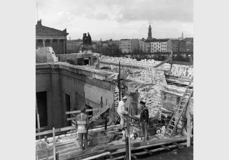 Bauarbeiten am zerstörten Dach des Alten Museums