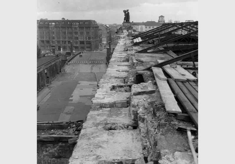 Blick auf das zerstörte Dach des Alten Museums